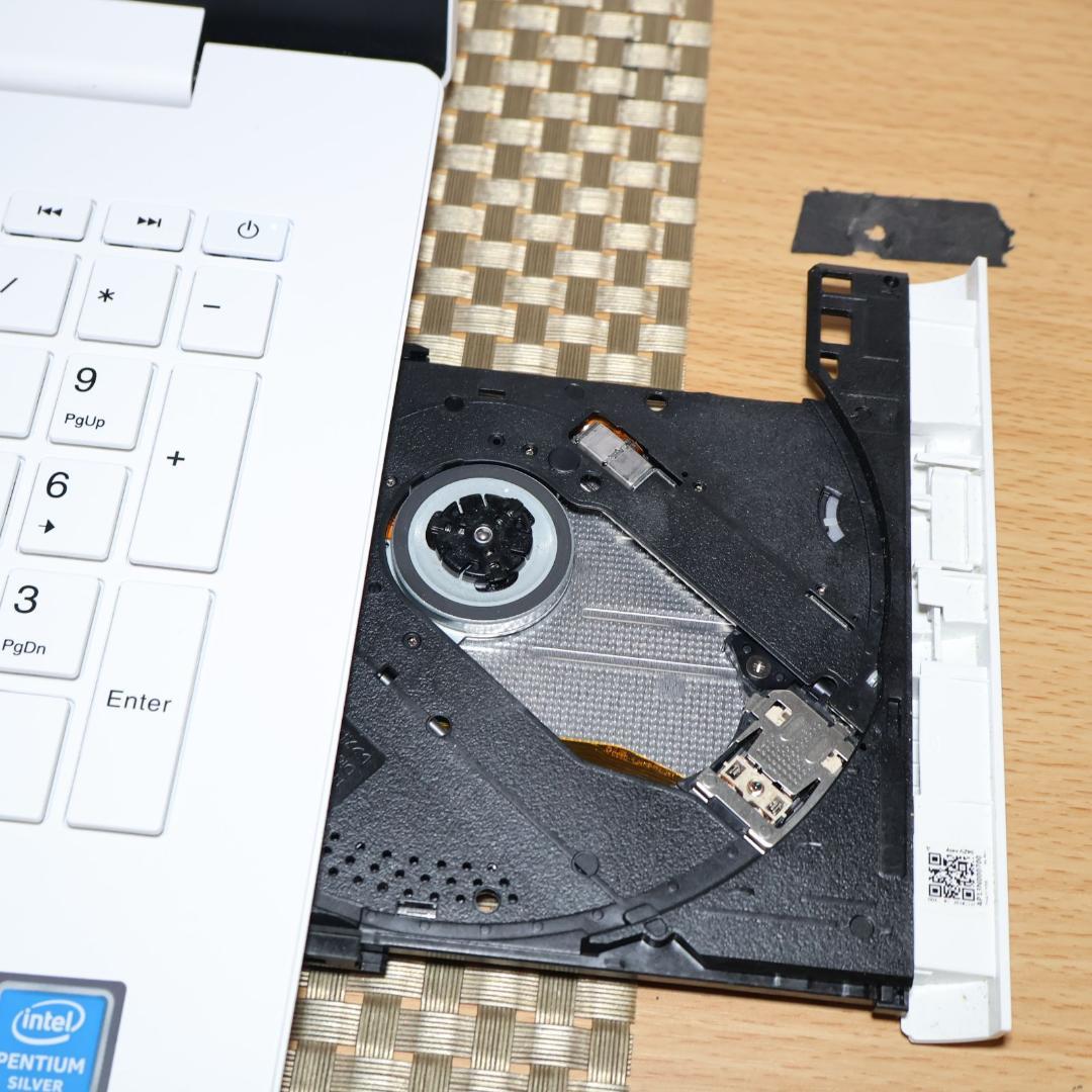 お手軽！Win11人気白！8世代CPU/メ8/高速SSD/無線/HDMI/カメラ