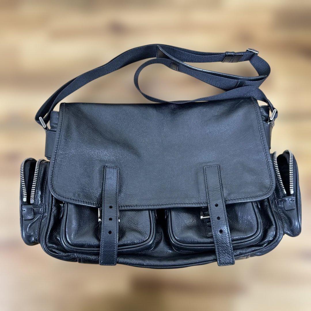 希少　プラダ　PRADA ブラック メッセンジャーバッグ　バッファロー革　黒