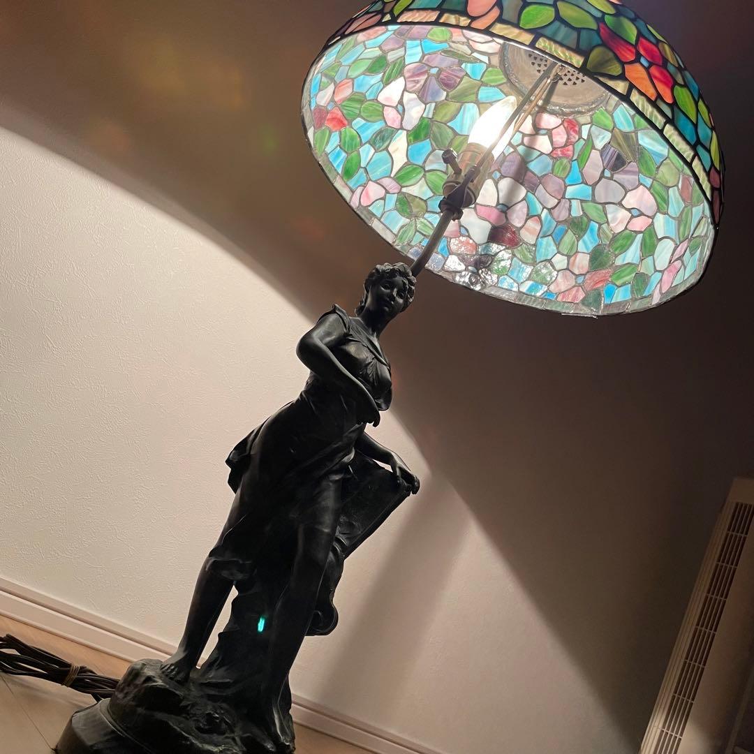 芸術美！　アンティーク スタンドランプ ステンドグラス シェード　ブロンズ像