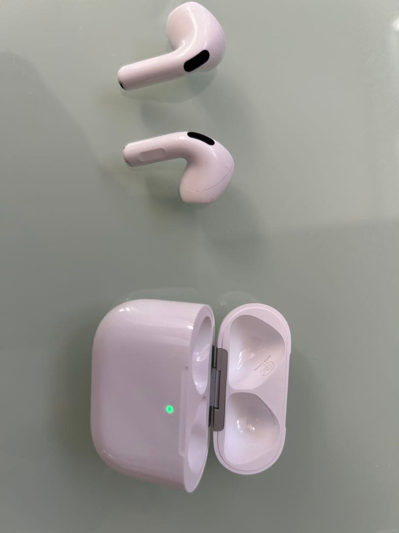 AirPods4ノイズキャンセリング搭載　カバー付き