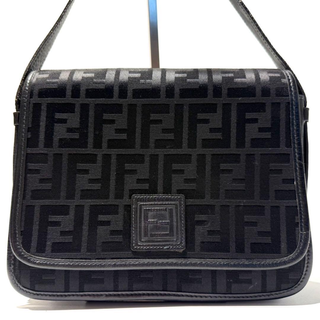 極希少 フェンディ エピ ズッカ柄 ショルダーバッグ 黒 メッセンジャー レザー