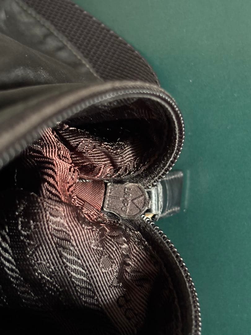 PRADA ブラック メッセンジャーバッグ