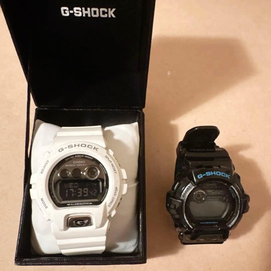G-SHOCK ホワイトとブラック デジタル腕時計