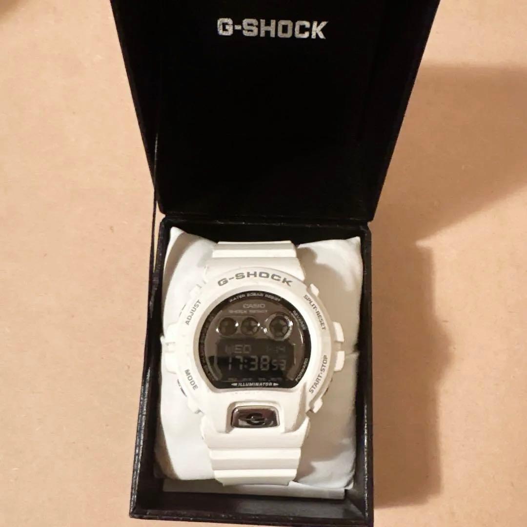 G-SHOCK ホワイトとブラック デジタル腕時計