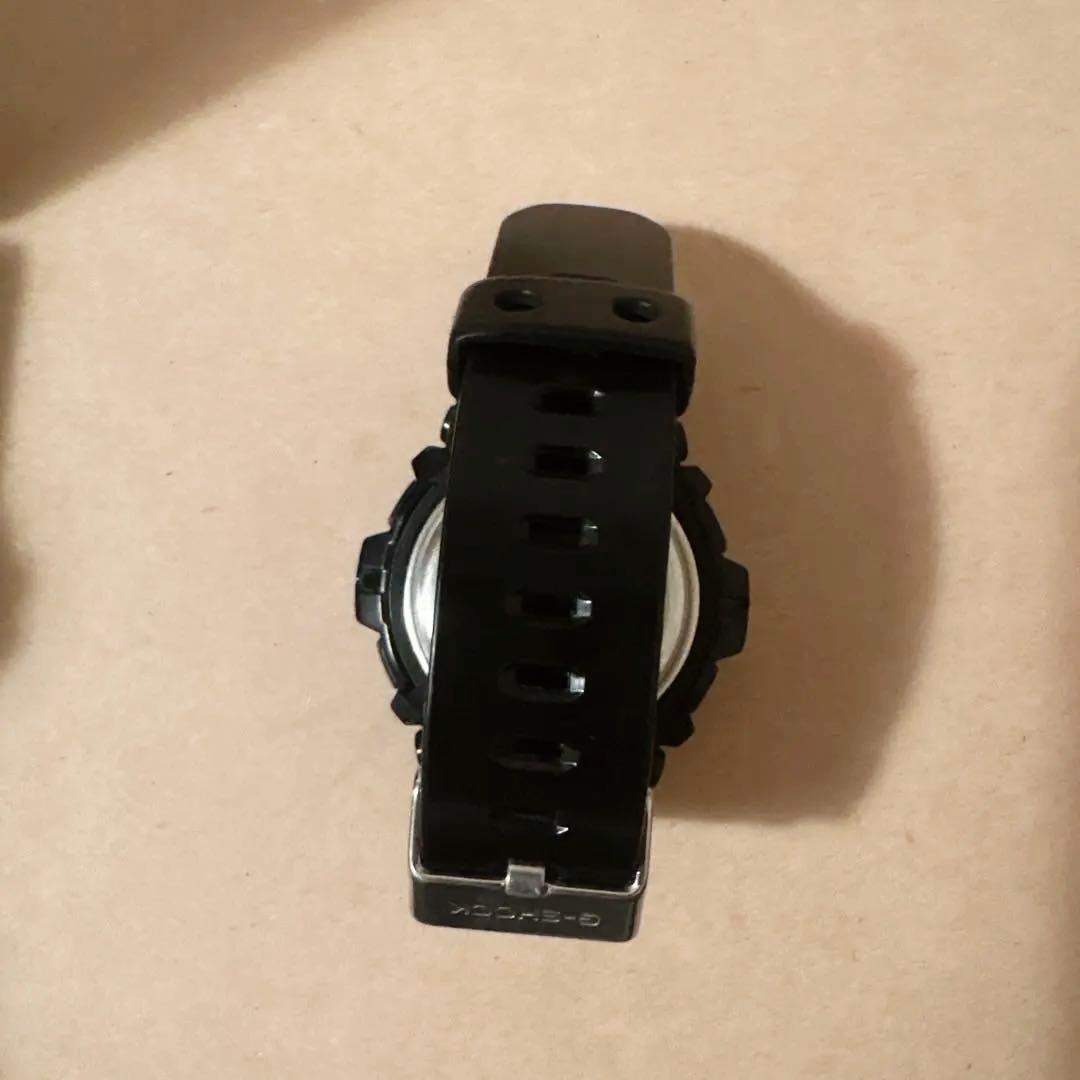 G-SHOCK ホワイトとブラック デジタル腕時計