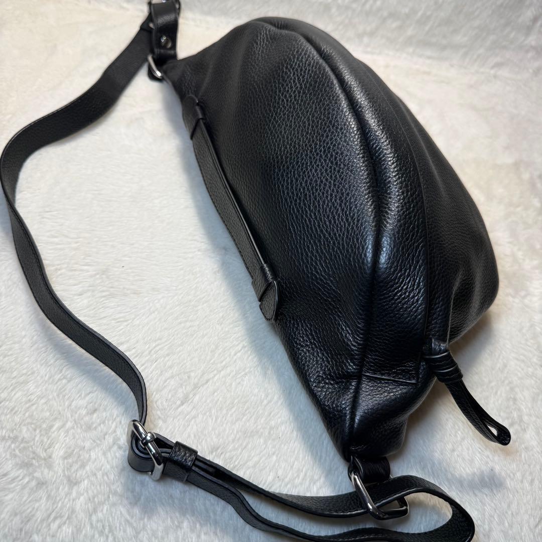 極美品 nouer 牛革ボディバッグ 黒 シボ革