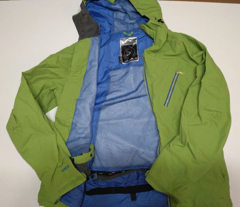 Burton ak　ゴアテックス　スノボーウェア　メンズ　Mサイズ