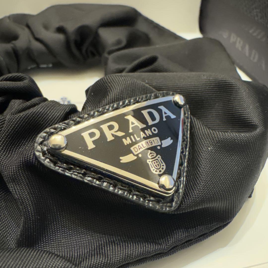 PRADA プラダ シュシュ リナイロン ブラック 黒 シルバー RFID