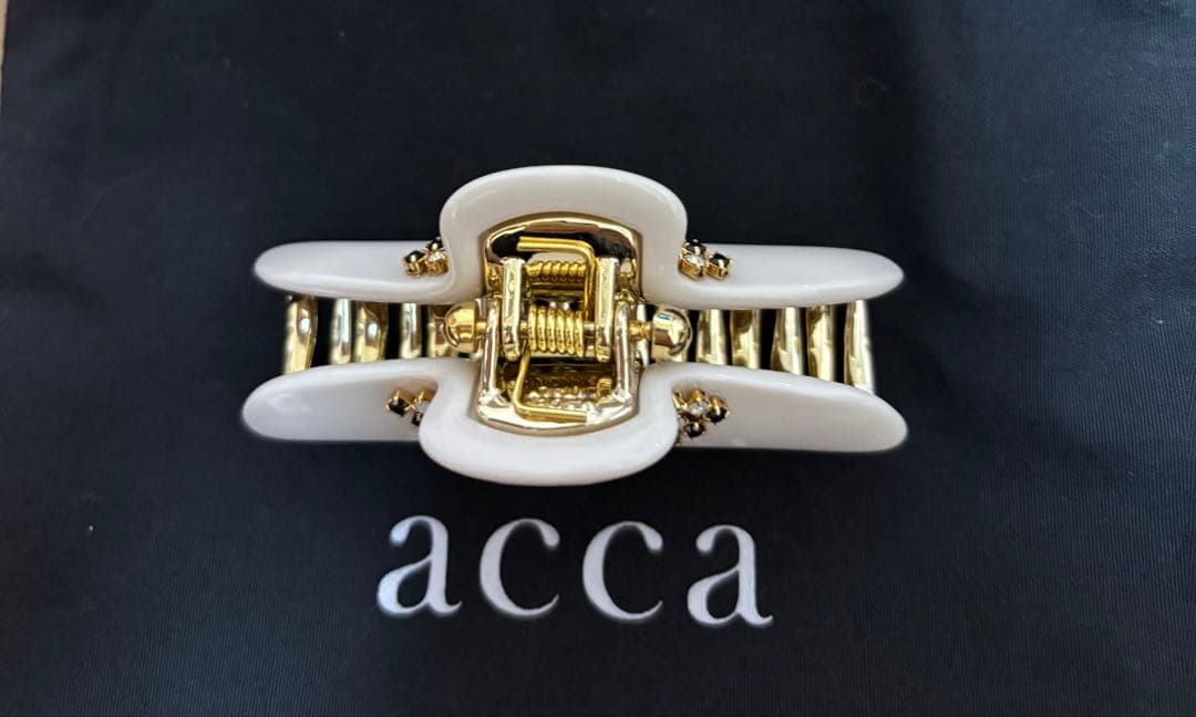 【12/31削除】acca ビジュー付きホワイトヘアクリップ　ミディアムサイズ