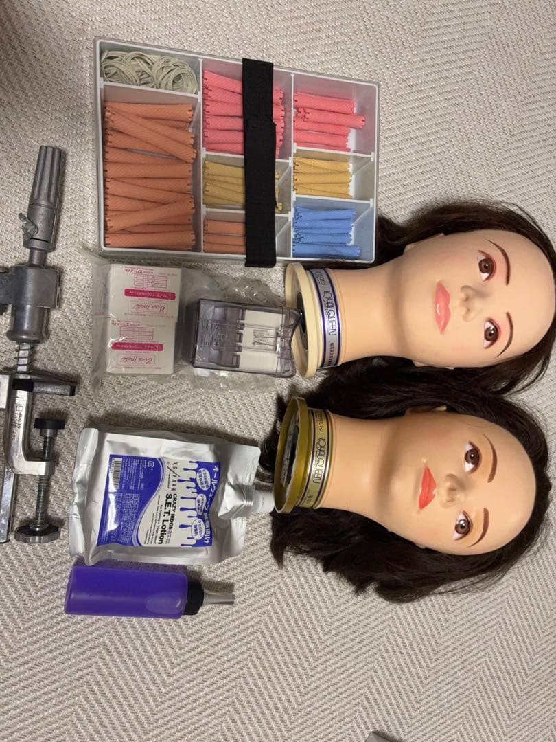 ウィッグ2体とスタイリング用具セット