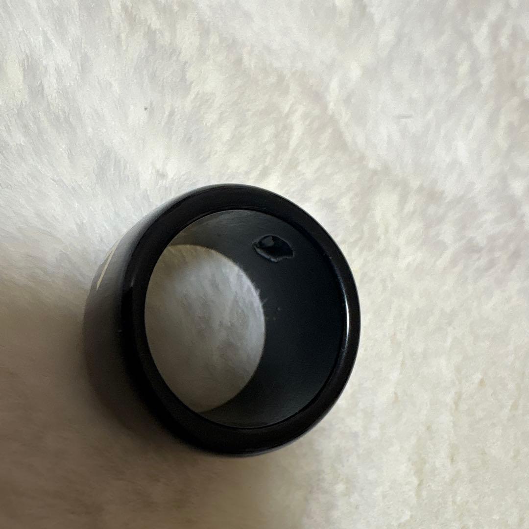 CHANEL 黒色リング ロゴ・花柄付き