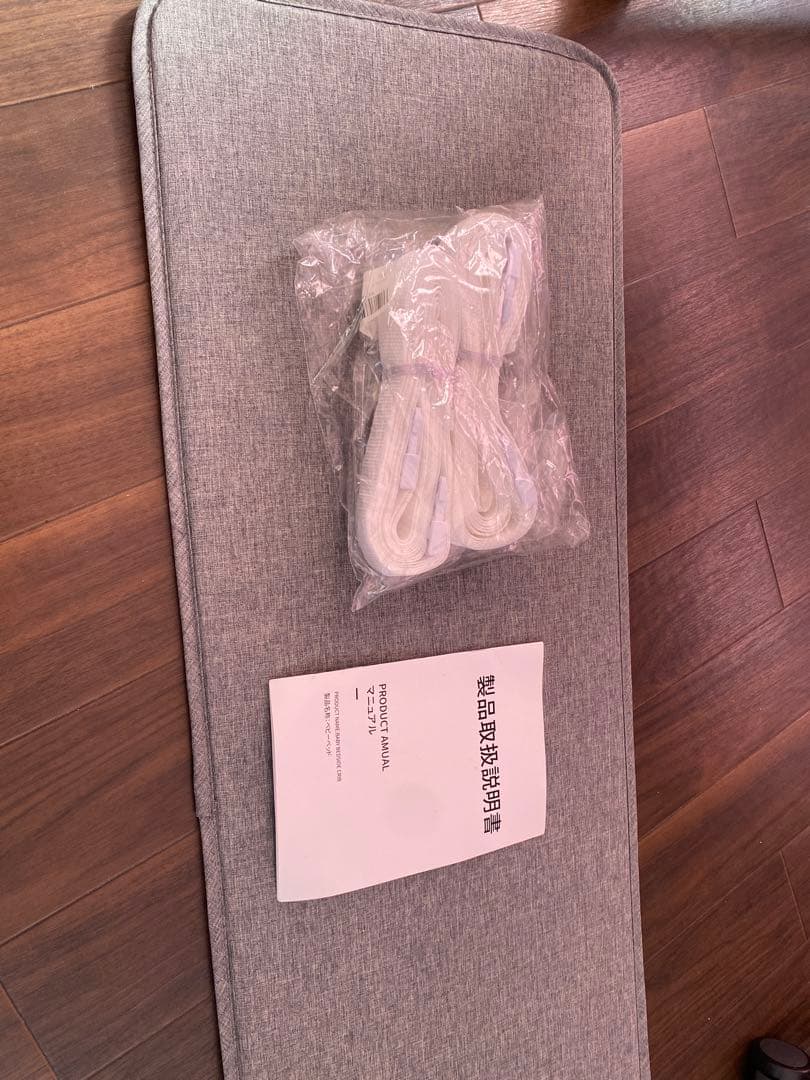 キャスター付きグレー布製ベビーベッド