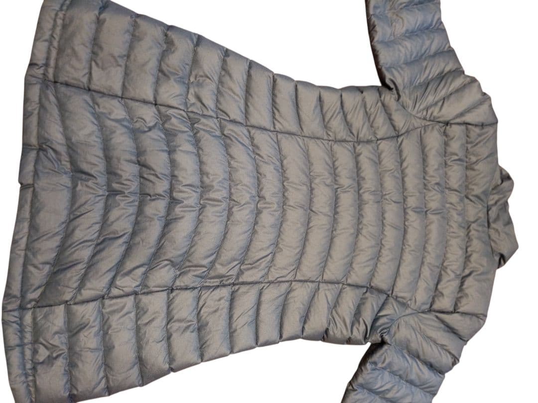 綺麗です!パタゴニア Patagonia 紺色 薄手ダウン 軽い