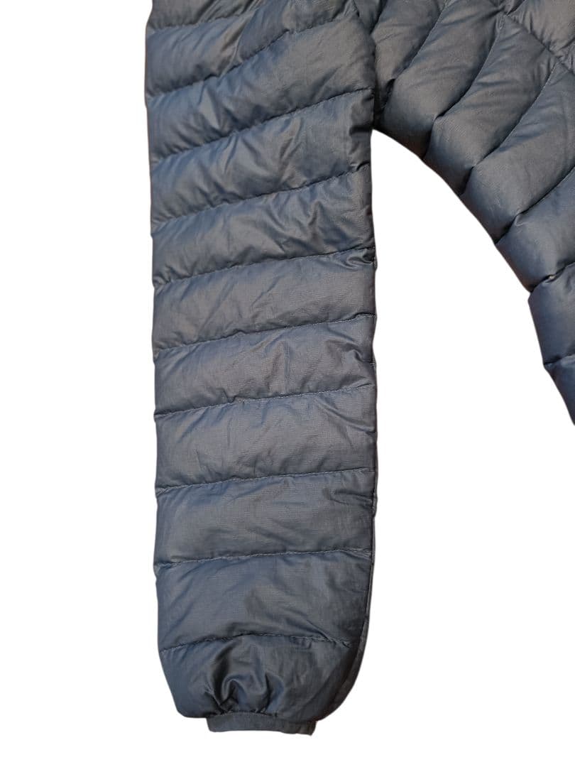 綺麗です!パタゴニア Patagonia 紺色 薄手ダウン 軽い