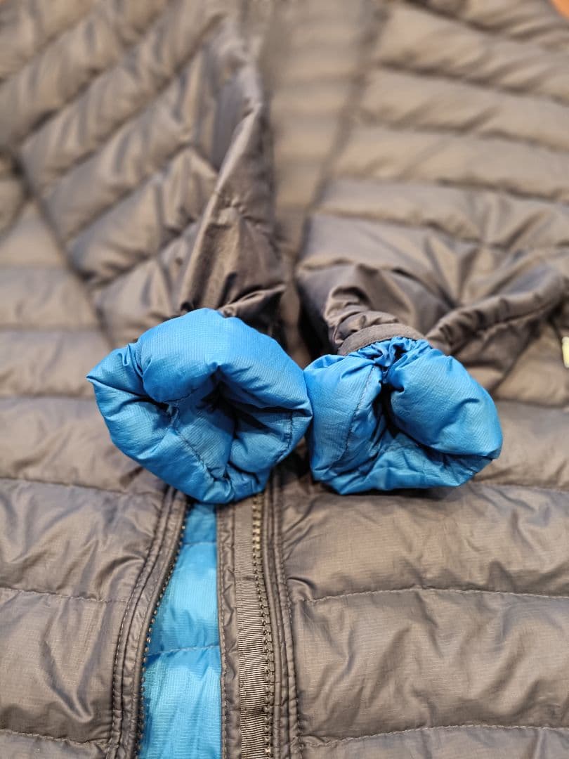 綺麗です!パタゴニア Patagonia 紺色 薄手ダウン 軽い