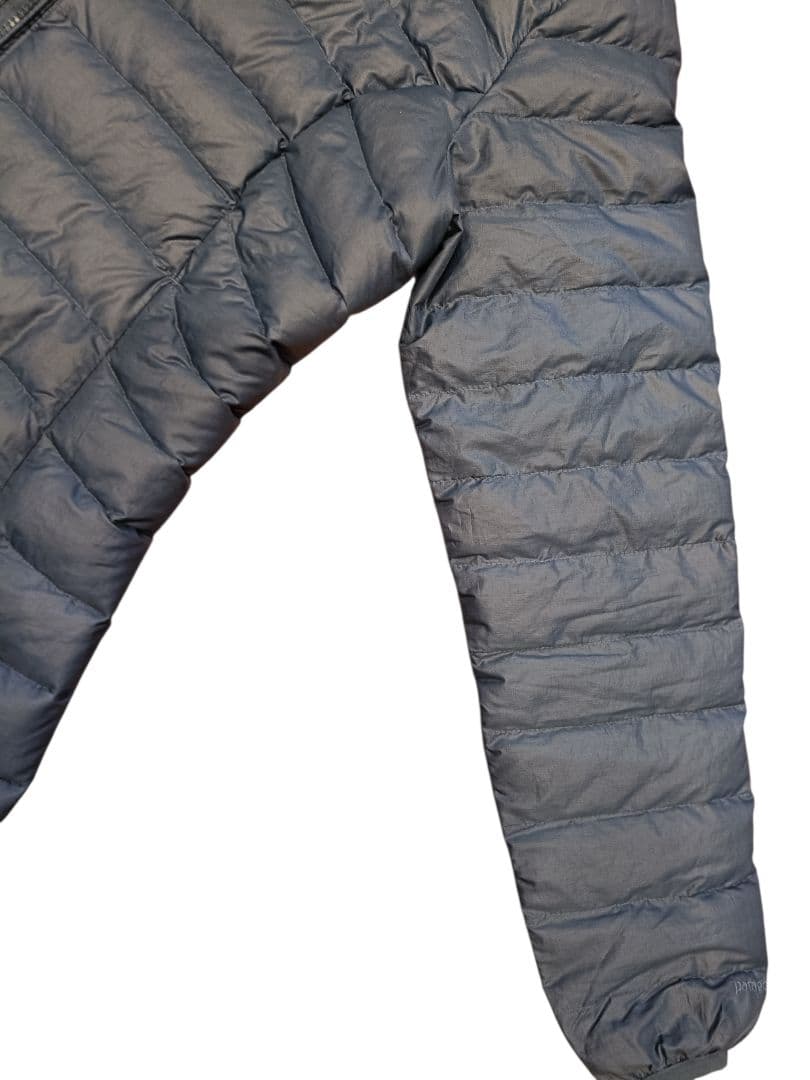 綺麗です!パタゴニア Patagonia 紺色 薄手ダウン 軽い