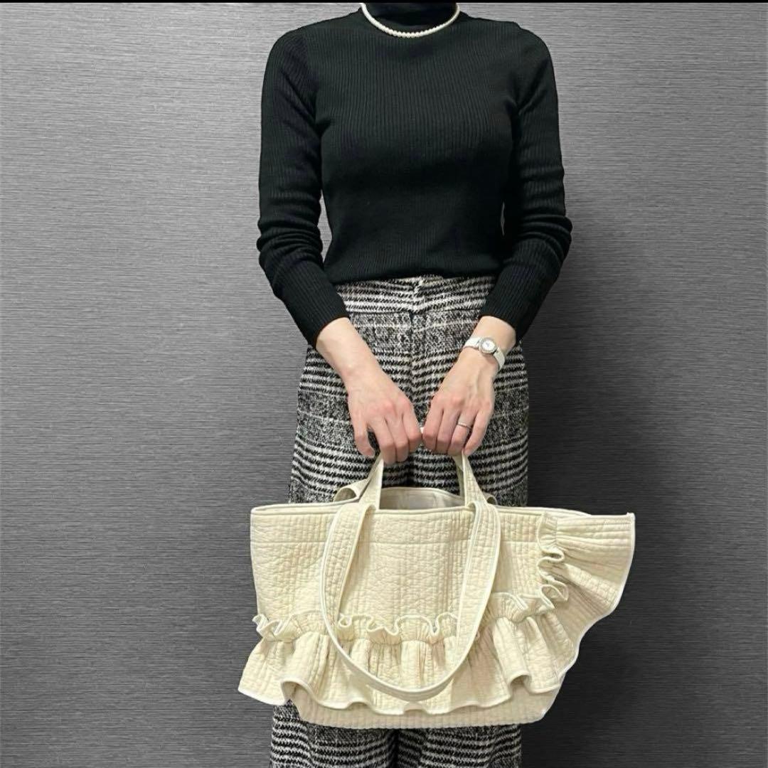 新作♡フリルギャザー　ヌビバッグ　オフホワイト×ブラック　パール　底板マグネット