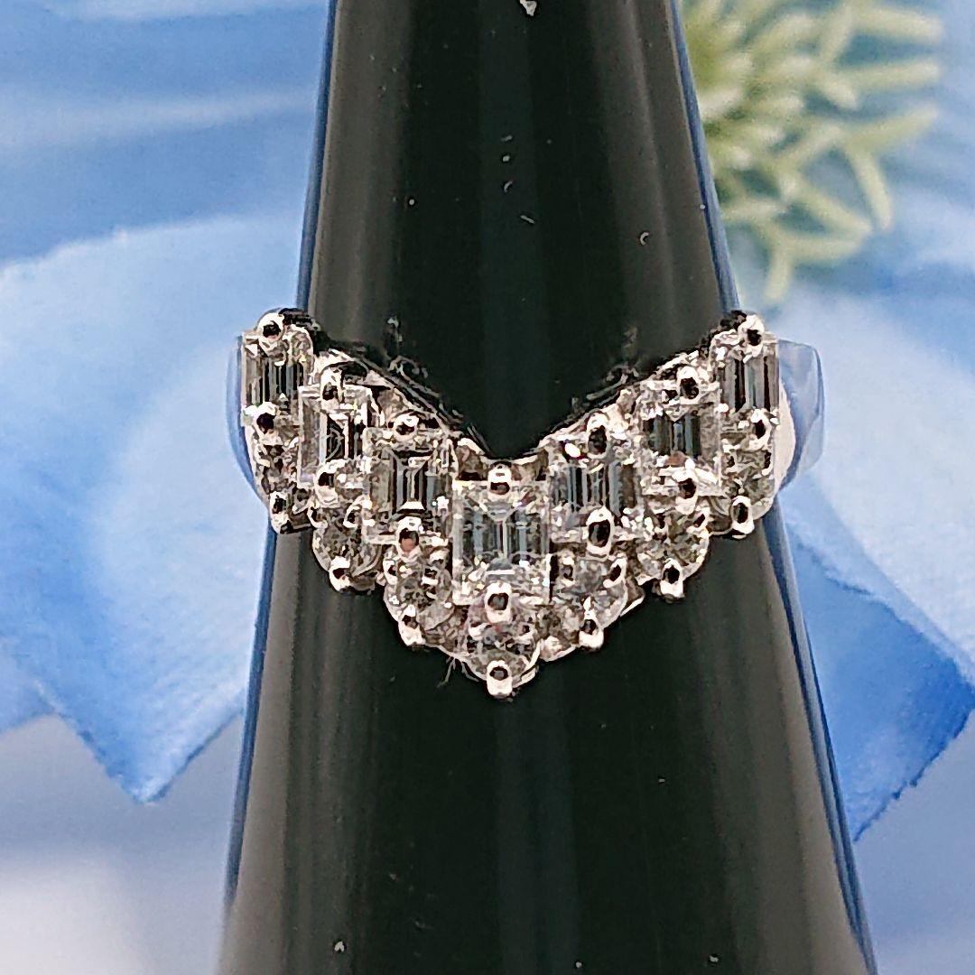 お腹ペコリん1カラットバケットカットとラウンド 天然ダイヤモンドリングV字