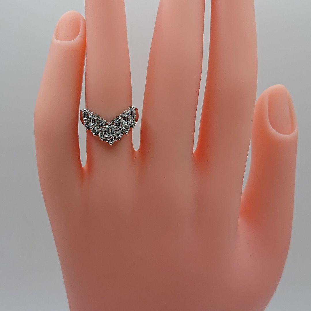 お腹ペコリん1カラットバケットカットとラウンド 天然ダイヤモンドリングV字