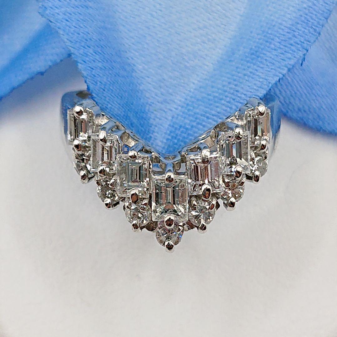 お腹ペコリん1カラットバケットカットとラウンド 天然ダイヤモンドリングV字