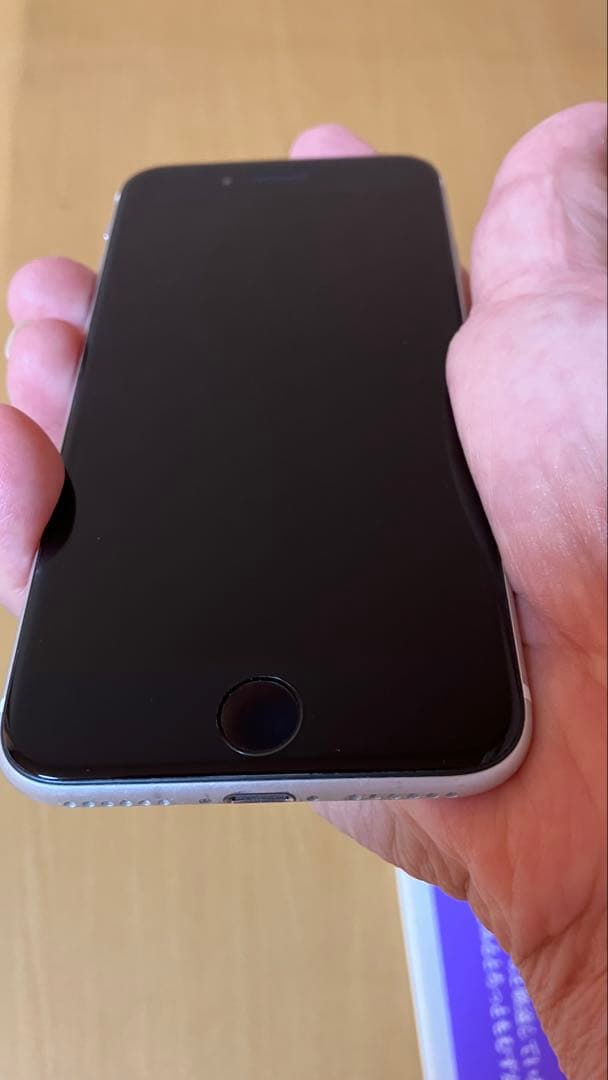 iPhone SE 第二世代　64GB 、SIMピン、ケーブル(未使用)付き