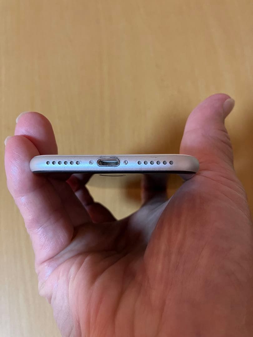 iPhone SE 第二世代　64GB 、SIMピン、ケーブル(未使用)付き