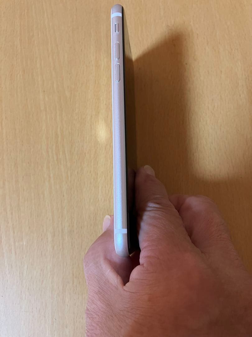 iPhone SE 第二世代　64GB 、SIMピン、ケーブル(未使用)付き