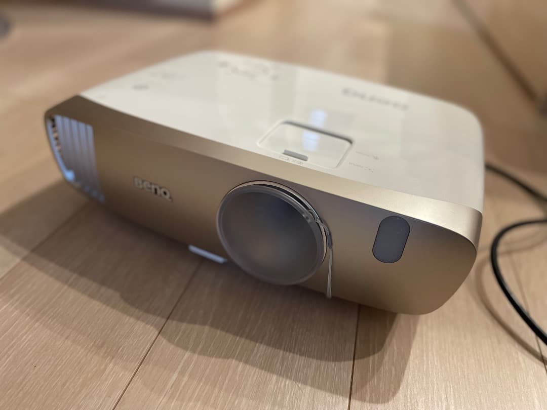 BenQ DLPプロジェクター 本体 ホワイト/ゴールド