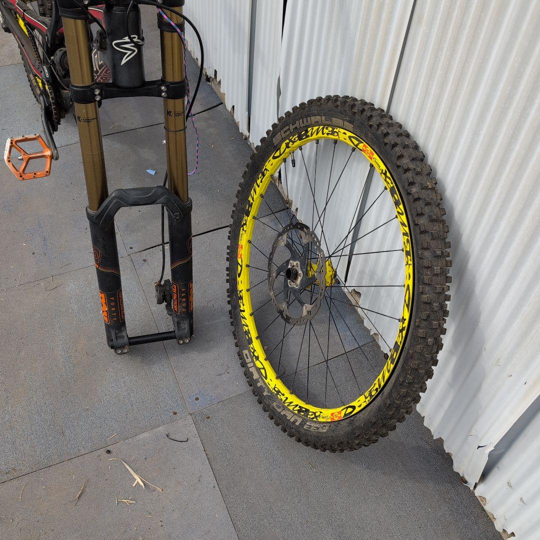 キ*グ様 サンタクルーズv10 ハンドルフレームカーボンホイールマグ 購入時85