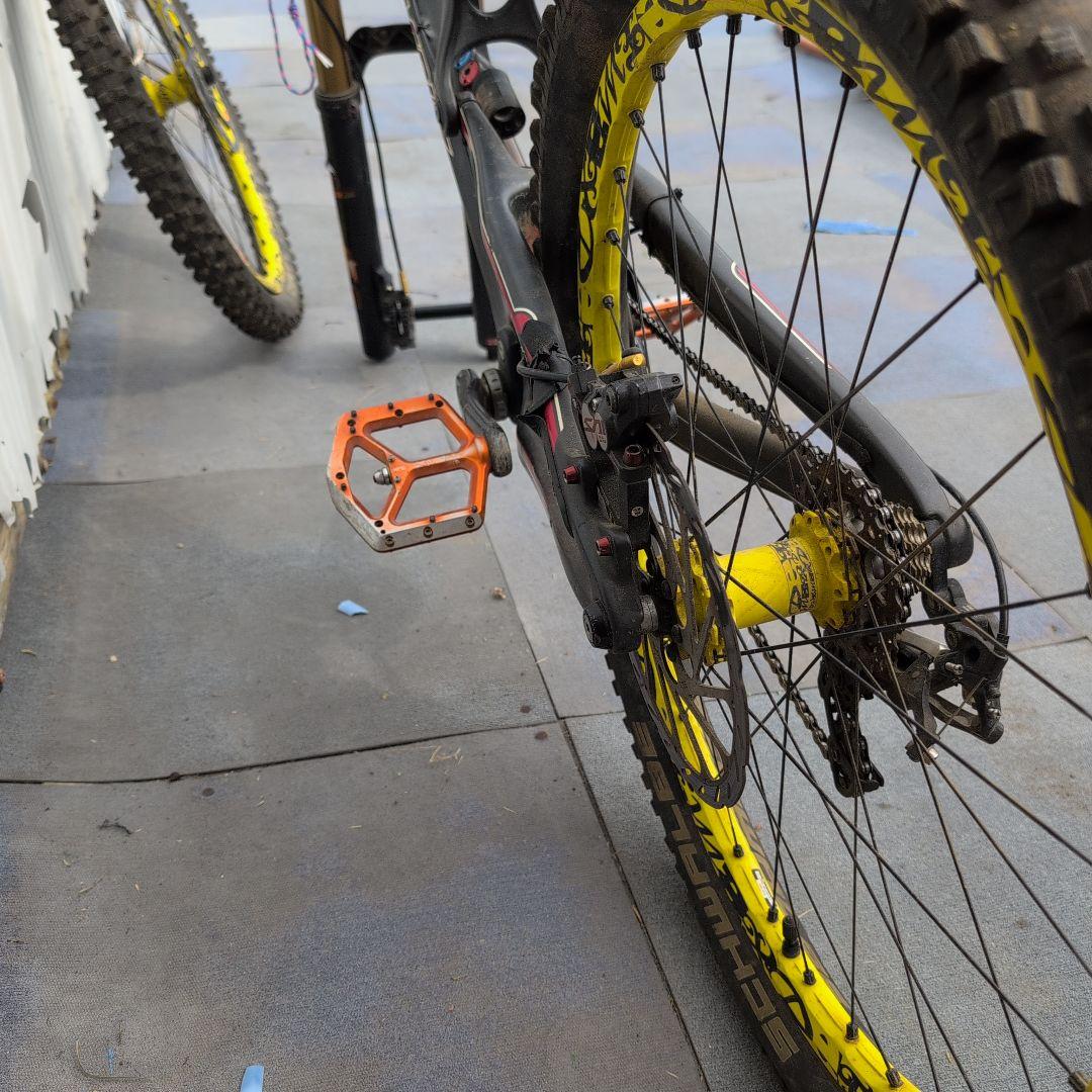 キ*グ様 サンタクルーズv10 ハンドルフレームカーボンホイールマグ 購入時85