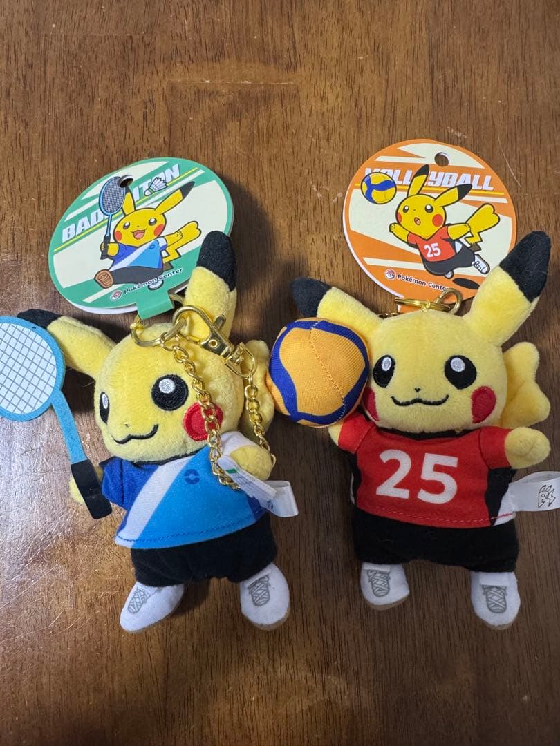 ピカチュウ バレーボール＆バドミントン ぬいぐるみキーホルダー
