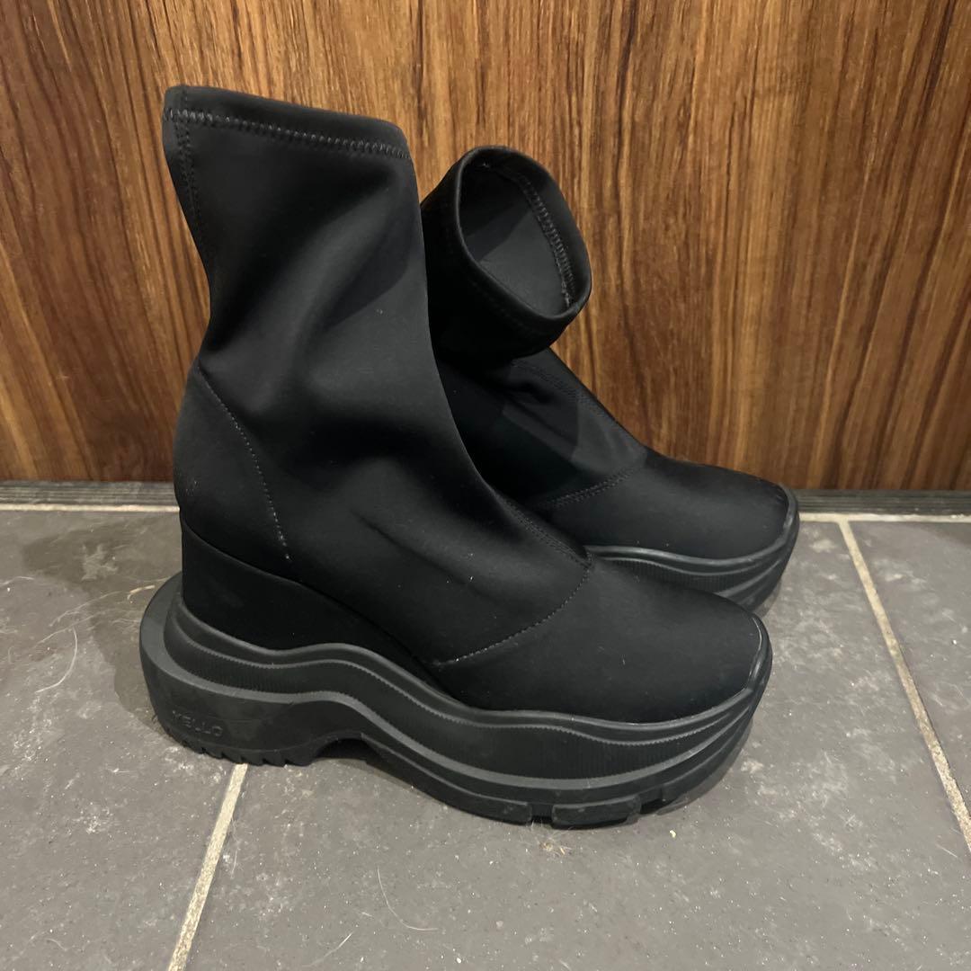 YELLO ブラックウェッジソールブーツ