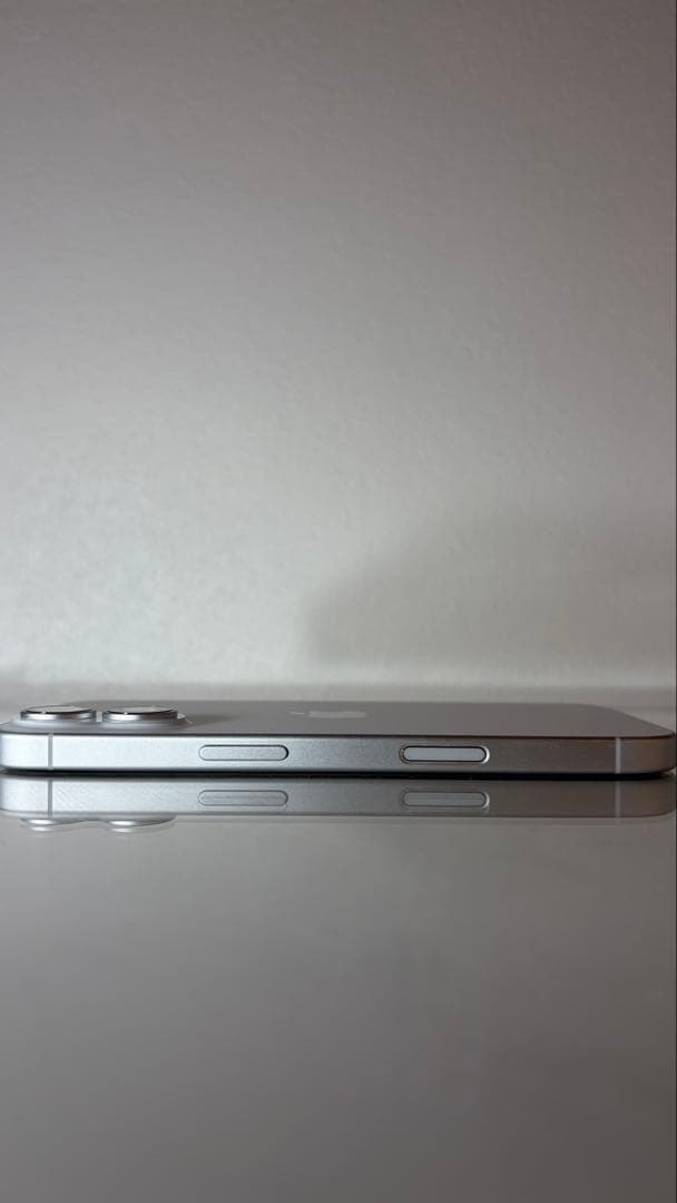 【超美品】 iPhone16 256GB 本体 （使用1年以下）画面カバー付