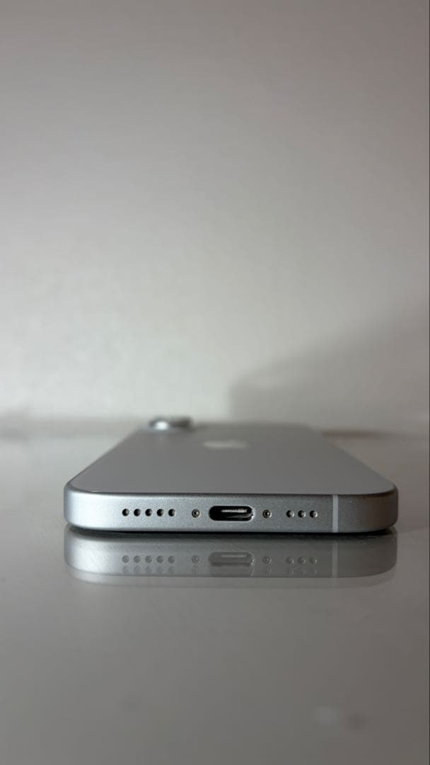 【超美品】 iPhone16 256GB 本体 （使用1年以下）画面カバー付