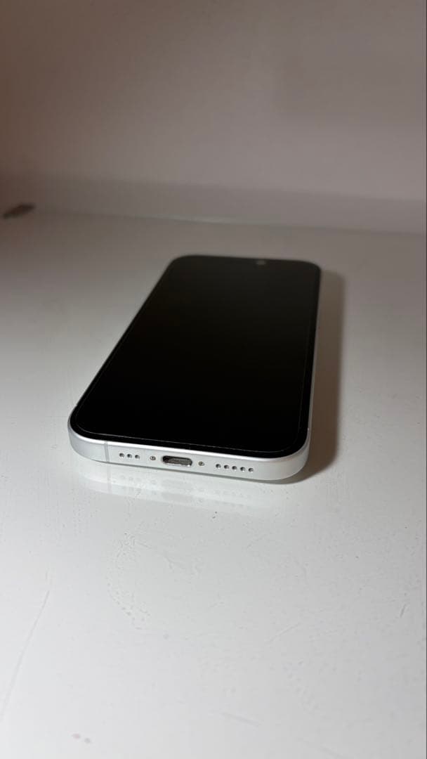 【超美品】 iPhone16 256GB 本体 （使用1年以下）画面カバー付