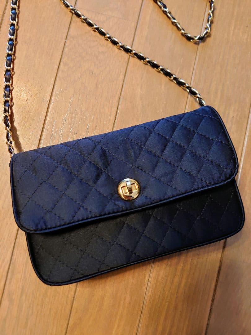 ファミリア familia サテン キルティング ショルダー バッグ ブラック