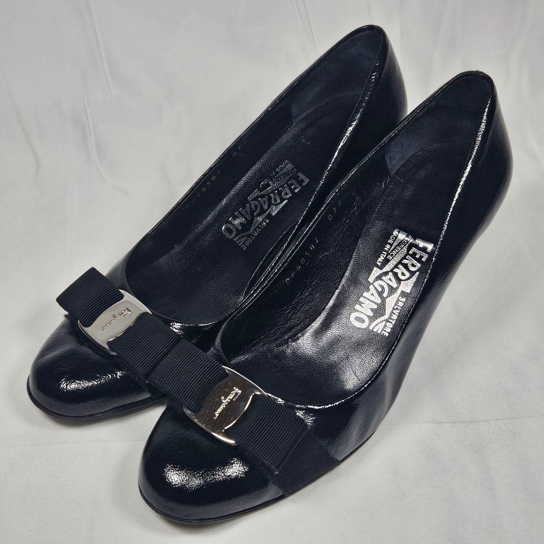 Salvatore Ferragamo ヴァラ リボン ブラックパテントレザー