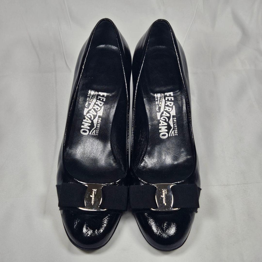 Salvatore Ferragamo ヴァラ リボン ブラックパテントレザー