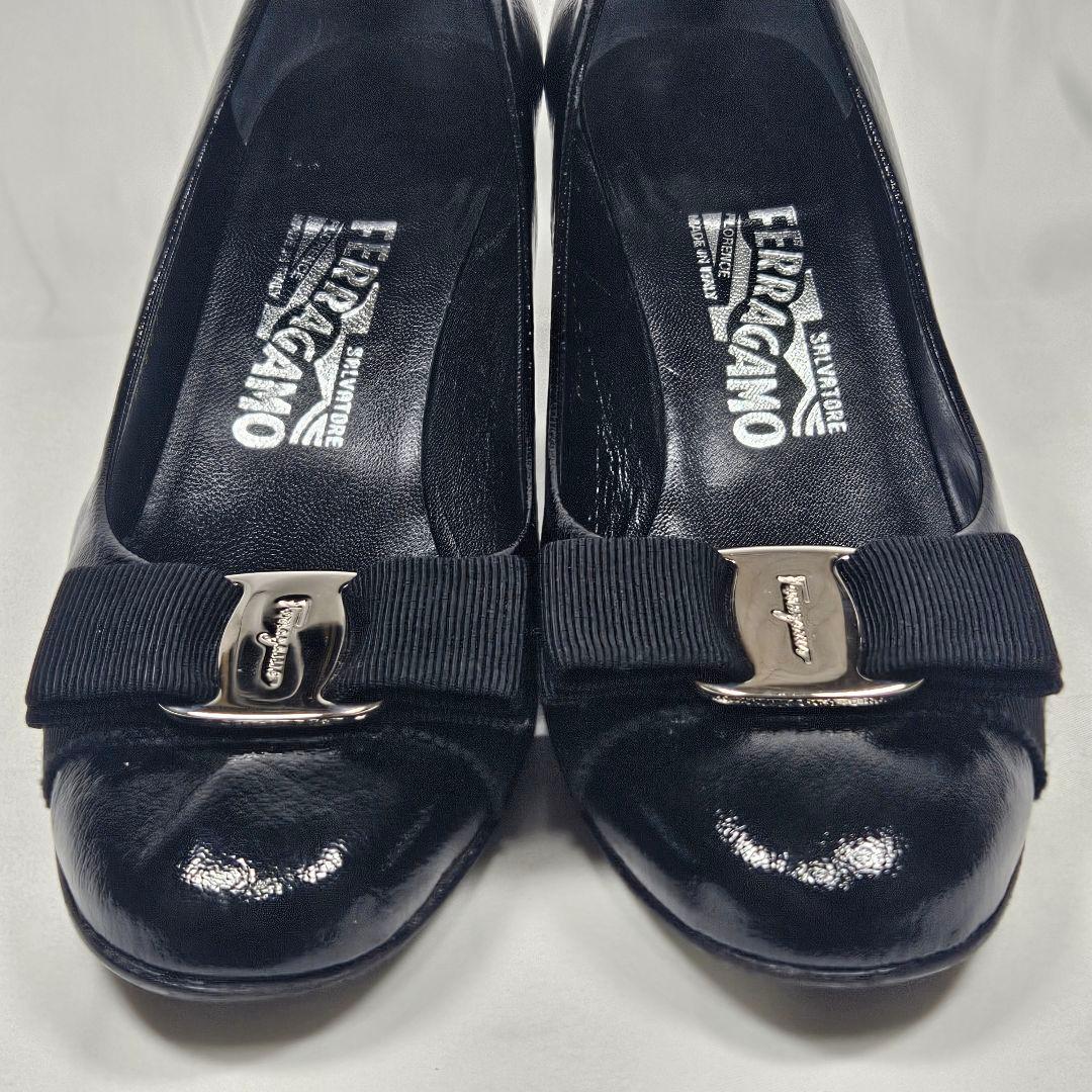 Salvatore Ferragamo ヴァラ リボン ブラックパテントレザー