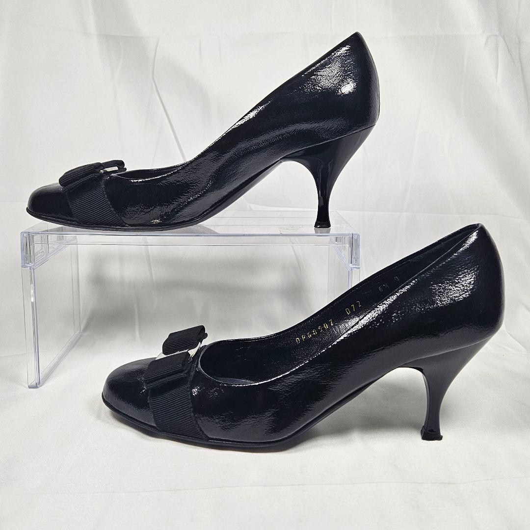 Salvatore Ferragamo ヴァラ リボン ブラックパテントレザー
