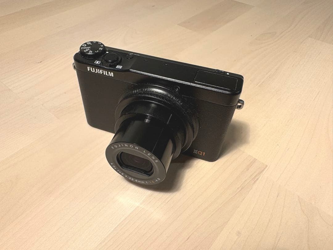美品 FUJIFILM XQ1 デジタルカメラ ブラック