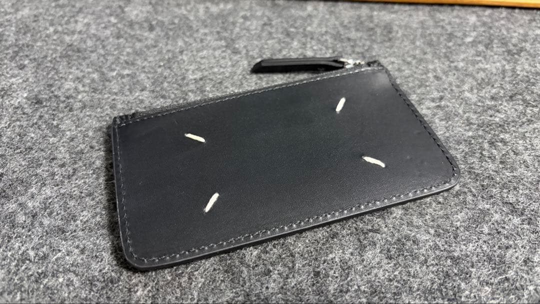 メゾンマルジェラ フラグメントケース　黒　カープ