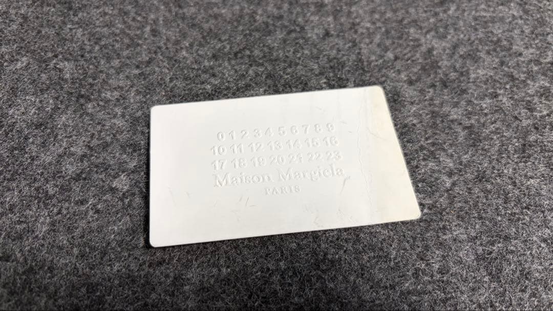 メゾンマルジェラ フラグメントケース　黒　カープ