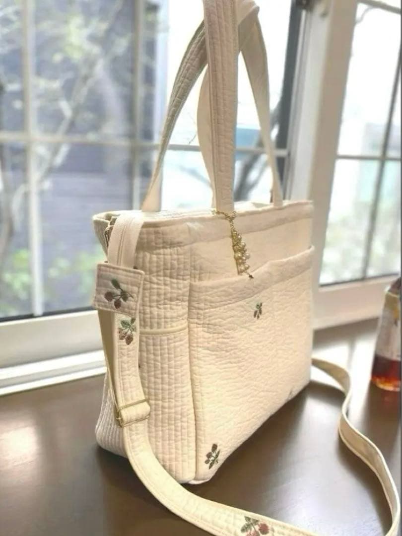 Ａ．ヌビ　オフホワイト×いちご　ポケットいっぱいマザーズバッグ　ハンドメイド