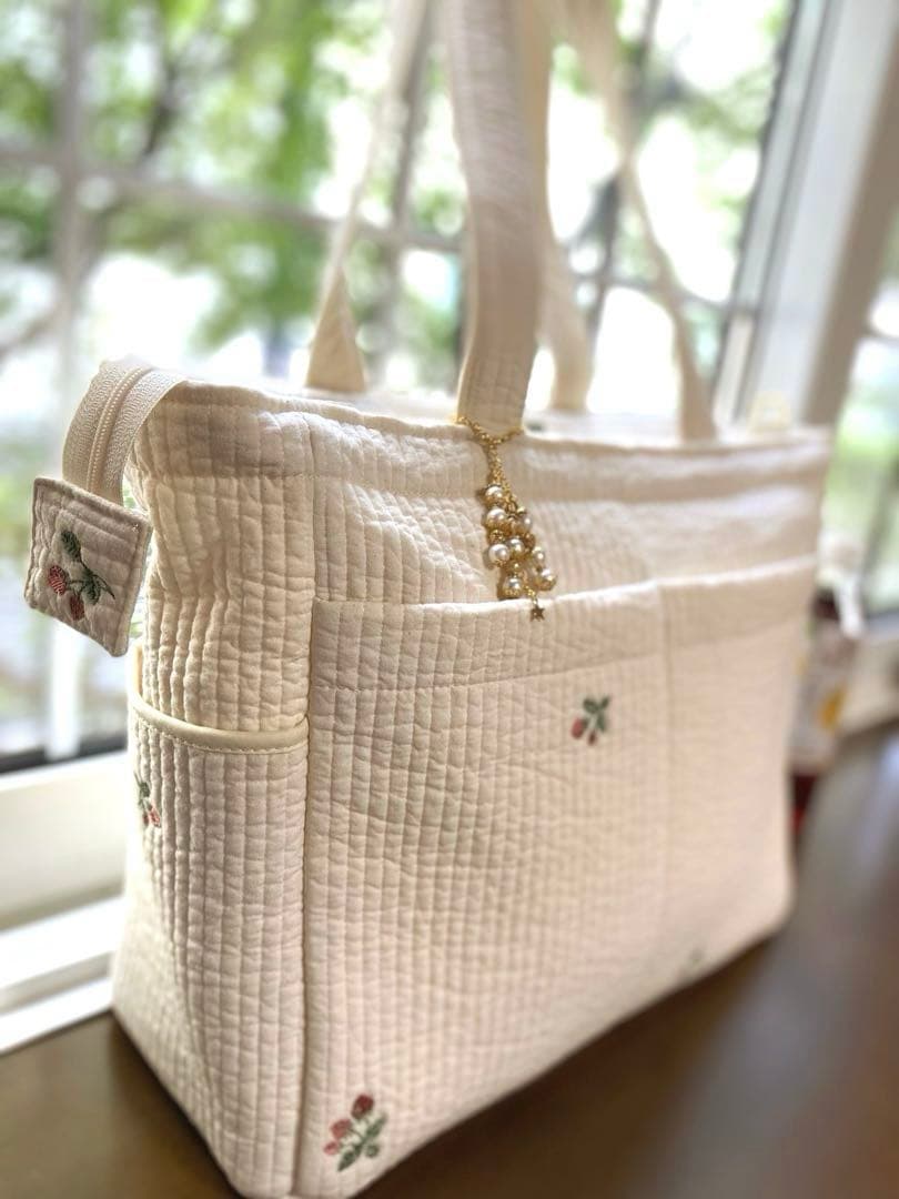 Ａ．ヌビ　オフホワイト×いちご　ポケットいっぱいマザーズバッグ　ハンドメイド