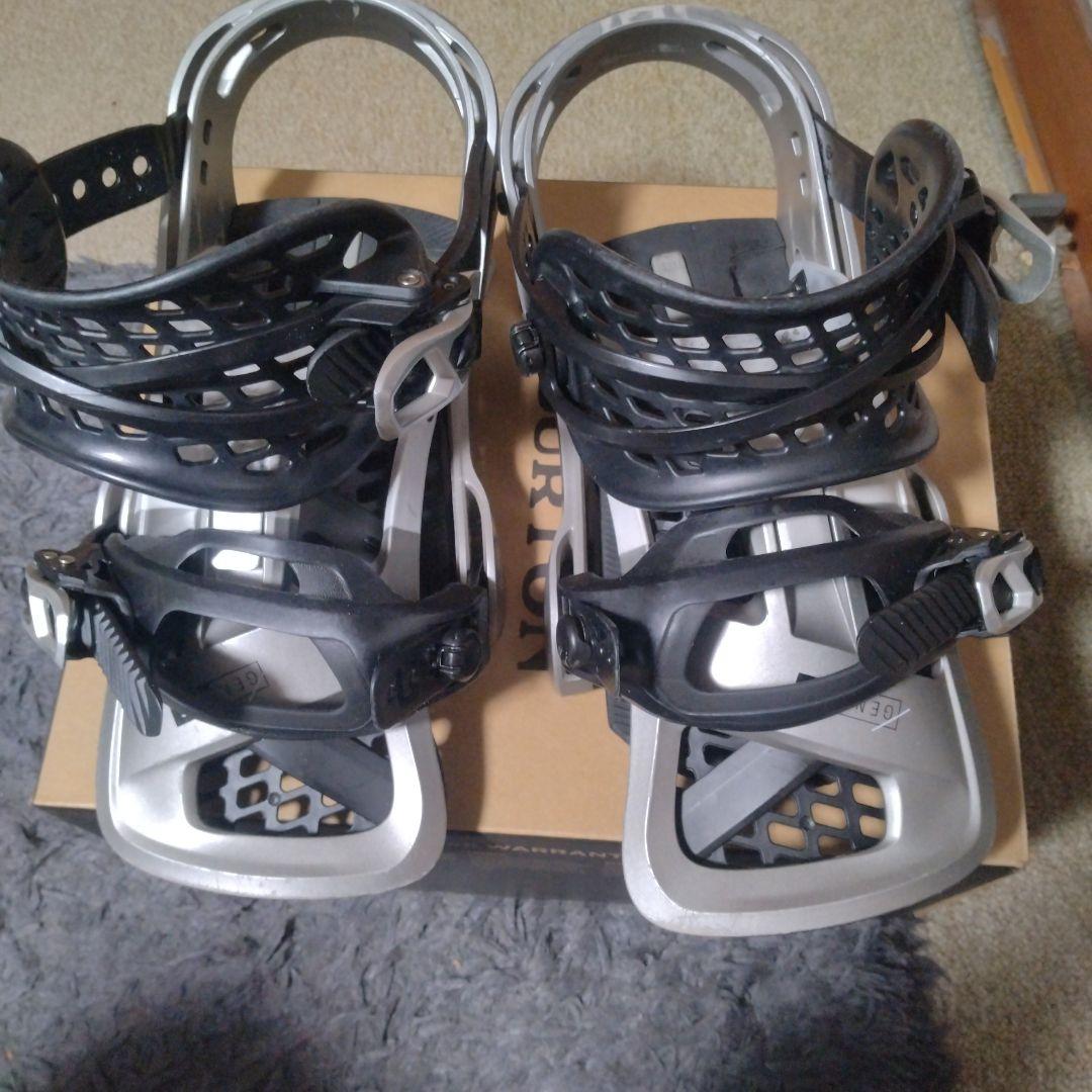 BURTON ジェネシス　Mサイズ　ビンディング　　 シルバー　カッコイイ。