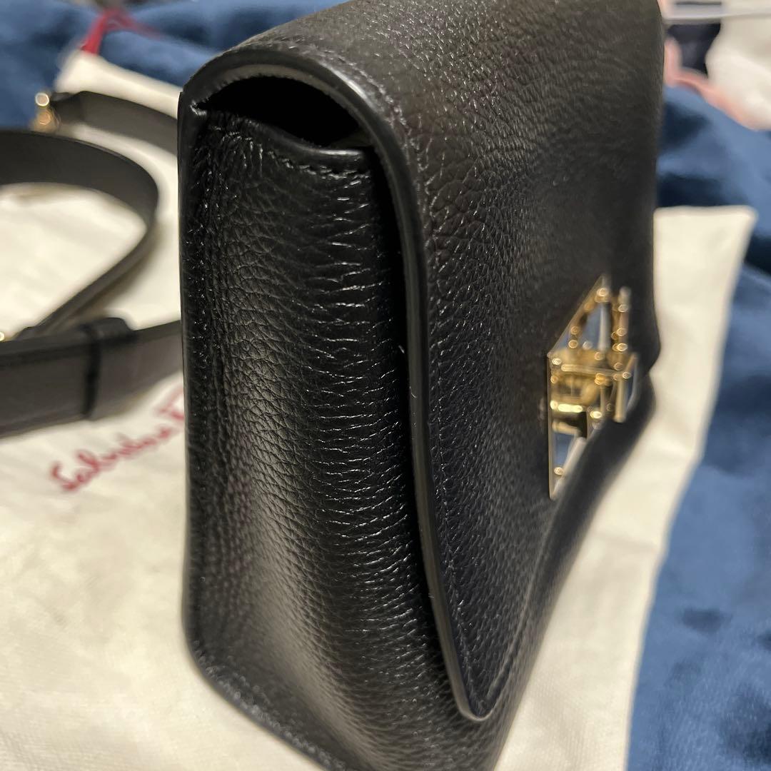Salvatore Ferragamo ブラックレザーショルダーバッグ