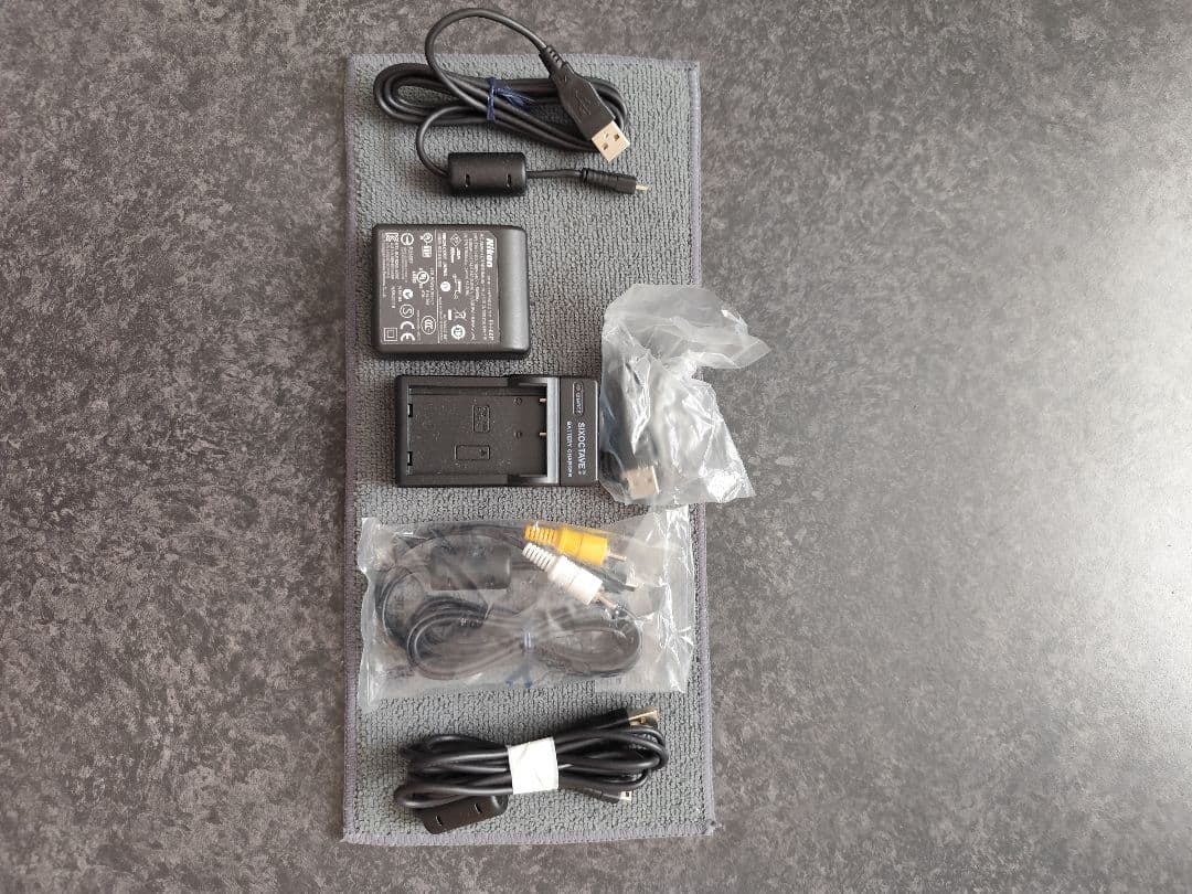 Nikon D5000 デジタル一眼レフカメラ　ダブルズームキット