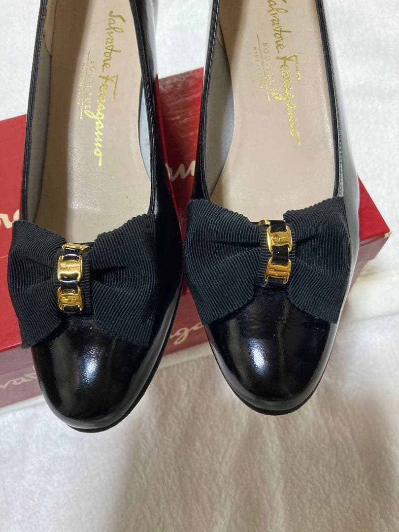 Salvatore Ferragamo 黒リボンパンプス