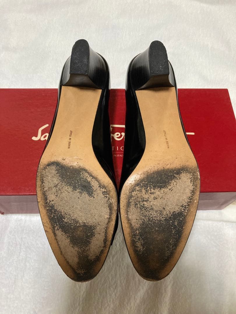 Salvatore Ferragamo 黒リボンパンプス